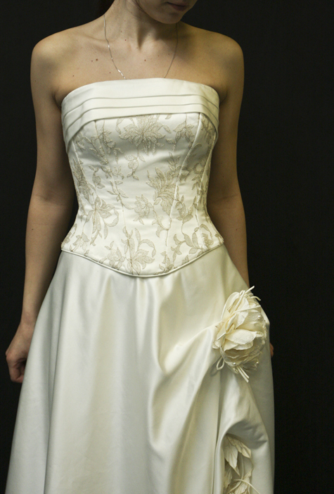 В простую тряпку превратили шикарное свадебное платье авторской работы в одной из химчисток Первопрестольной