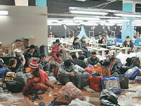 В Серпухове оперативники накрыли цех, где почти 300 нелегальных мигрантов шили контрафактную одежду