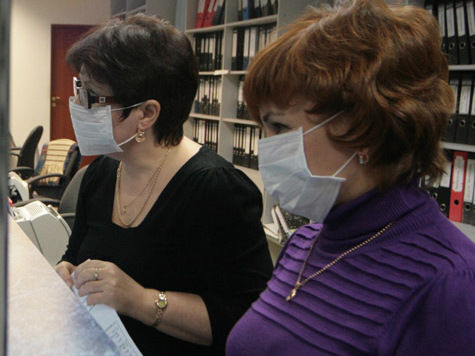 Носить медицинские маски прямо на работе, опасаясь заразиться гриппом, стали многие чиновники высокого ранга