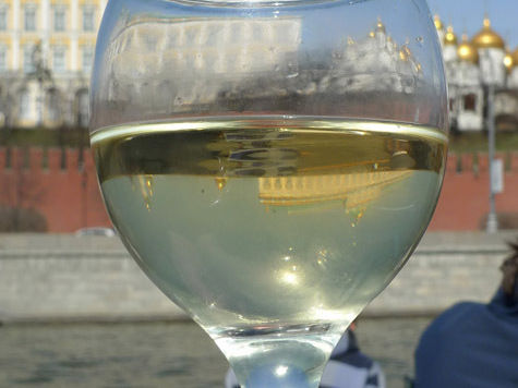 Называть игристым вином алкогольный напиток, изготовленный не из винограда, запретили производителям