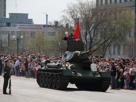 9 Мая в Верхней Пышме собрали ветеранов со всей области и немалое количество военной техники
