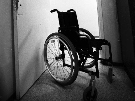 Своей жизнью поплатился в четверг 45-летний инвалид-колясочник, который опрометчиво решил пересечь Тверскую улицу, не спускаясь в подземный переход