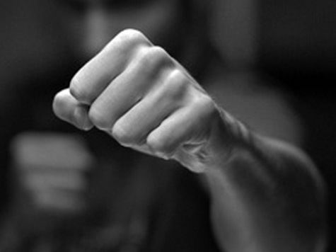 Избиением 43-летнего гражданина завершили празднование рождения сына прапорщик и сержант полиции УВД на метрополитене