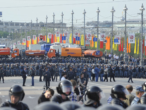 Противоречивые слухи о том, что будет происходить в День России в центре столицы, развеял один из организаторов акций протеста