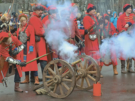 В воскресный полдень парк культуры и отдыха города Пушкино огласился призывами: «В ружье!» И «к бою!». 