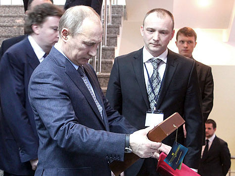 Владимир Путин получил в подарок расшитую золотом икону Святой Матроны