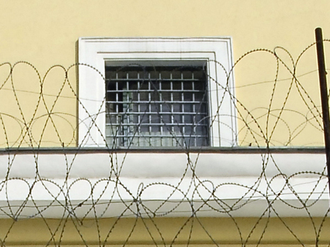 Передавать за решетку мобильники и сим-карты, спрятанные в продуктах и вещах, будет накладно. Штрафы за это нарушение вырастут в 5 раз