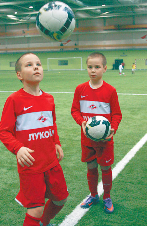 Сашу в видеоклипе сыграли сразу двое юных футболистов