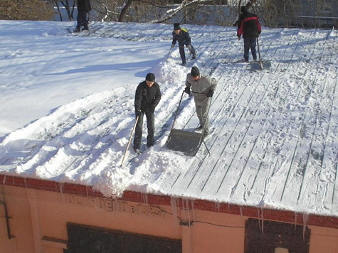 Снежные пласты будут сами сползать к краю крыш и падать на землю