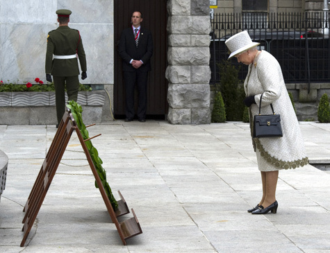 “Исцеляющий” визит Елизаветы II проходит в условиях беспрецедентных мер безопасности