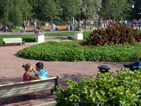 В 2013 году в Москве стартовал новый масштабный проект — «Народные парки», который обеспечивает развитие сети уголков отдыха в пешей доступности от дома