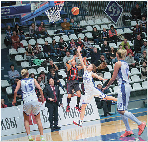 Захватывающий матч в третьем туре чемпионата России выдали женские баскетбольные команды — московское «Динамо» и видновская «Спарта энд К»