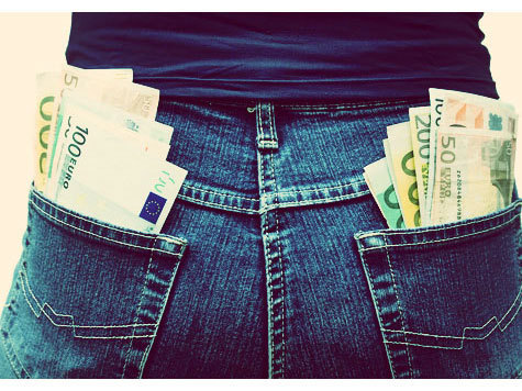 Задержать двух сотрудников ЧОПа и их подельника, которые в июле на юге столицы отняли у 23-летнего сына армянского олигарха полмиллиона долларов, удалось на днях оперативникам из УВД Южного округа