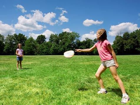 Традиционные виды спорта – футбол, волейбол, баскетбол, хоккей, теннис - по-прежнему популярны у молодежи