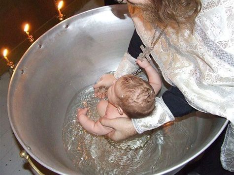 В храме уверяют, что батюшка крестил еще живого малыша, а его мама просто не подозревала о том, насколько серьезно он перед этим пострадал в ДТП