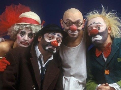 Актеры жалуются на то, что из-за инвестора, который не пускает их в построенный театр, дети остались без клоунов