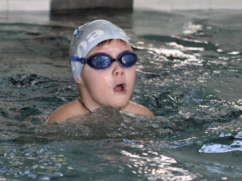 Пловцы, которые тренируются в бассейнах с хлорированной водой, подвержены риску заболеть астмой