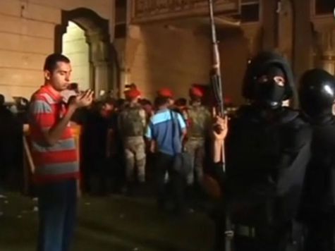 Засевших сторонников президента Мурси арестовали