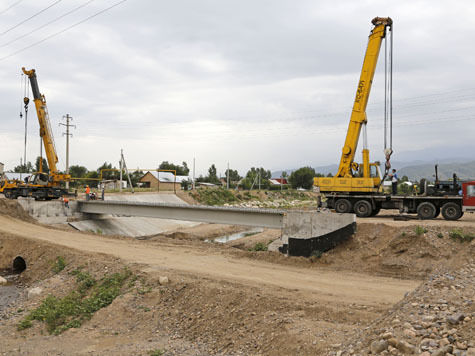 В борьбе за землю отец троих детей из Алматинской области грозится поджечь себя на собственном участке