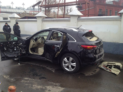Четыре человека, включая непосредственно участника скандала, получили травмы, семи автомобилям требуется ремонт.
