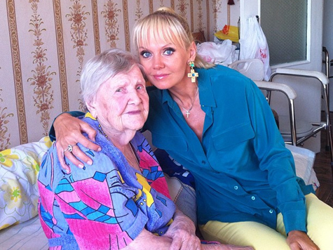 Певица с мужем Иосифом Пригожиным навестила 98-летнюю бабушку