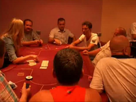 Полгода в подмосковной Коломне в подвале одного из жилых домов поклонники покера проигрывали друг другу зарплаты и личное имущество. 