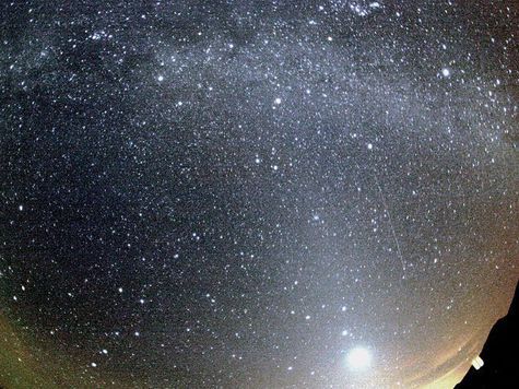 Каждый год в конце октябре – начале ноября в ночном небе можно наблюдать метеоритный дождь под названием Ориониды