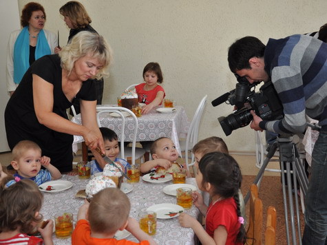 Накрытые столы на пасху