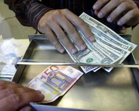 Рубль, доллар и евро: кто слабее?
