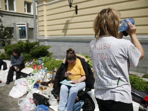Во дворе на Тверской, 13, уже неделю живут протестанты