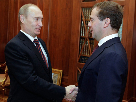 Россияне приветствуют то, что Медведев возглавил список “медведей”, а Путин вновь станет президентом