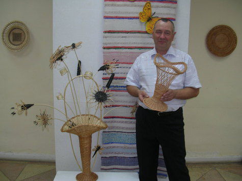 Житель Меленок Евгений Груздков вот уже 20 лет занимается лозоплетением из ивового прута и обучает этому искусству местных ребятишек