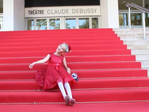 Победителем фестиваля в Каннах стала 11-летняя героиня документального фильма «Сломанная кукла» из Ангарска