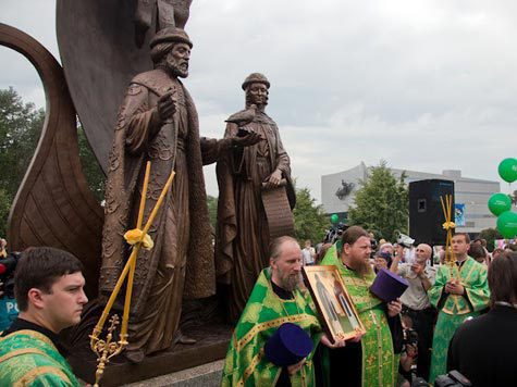 В Екатеринбурге установлен памятник святым Петру и Февронии
