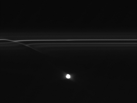 "Кассини" зафиксировал странные явления вблизи колец Сатурна