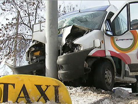 11 человек пострадали в субботу в ДТП с участием маршрутного такси, произошедшем в Лианозовском проезде