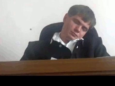 После скандального видеоролика "спящий" судья Евгений Махно сложил с себя полномочия