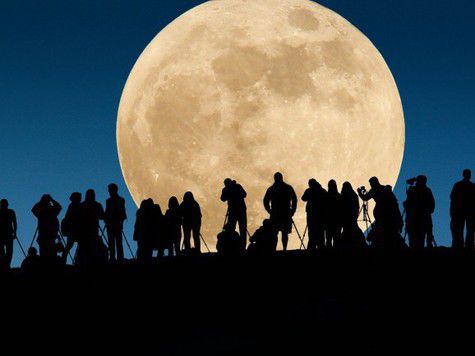 В день перигея Луна будет выглядеть больше и ярче обычного