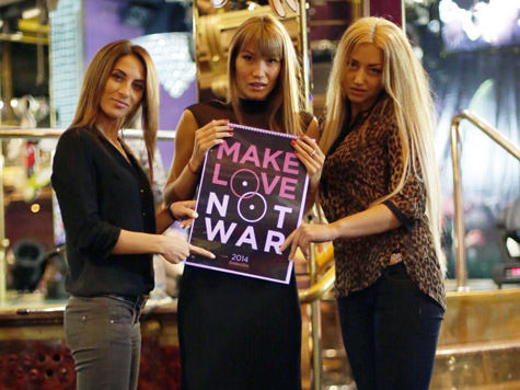 Девушки, танцующие стриптиз в московском клубе Golden Girls, высказались о проблеме предотвращения войны в Сирии