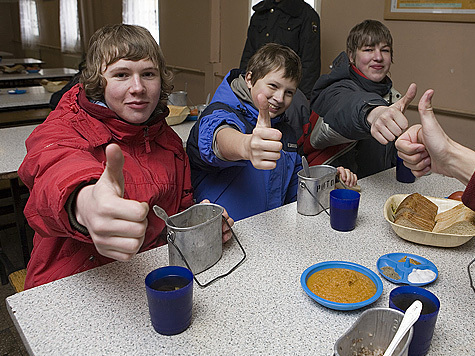 В санкт-петербургских школах готовят в запрещенной посуде