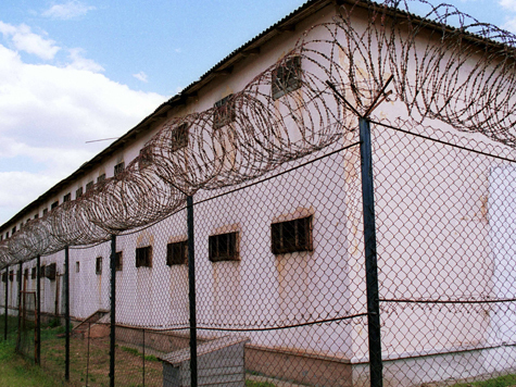 Охрана в ШИЗО подмосковной исправительной колонии №6 отключает видеонаблюдение и избивает заключенных, поочередно обходя все камеры