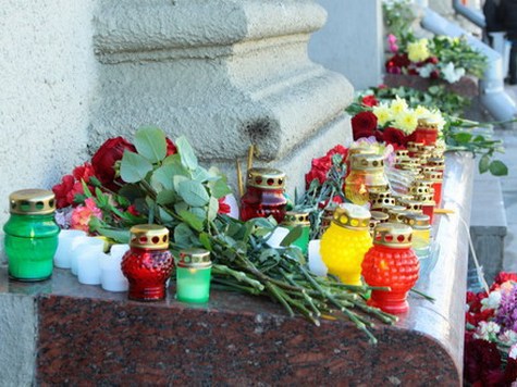 К домам расстрелянных и посольству Белоруссии в Москве люди несут цветы