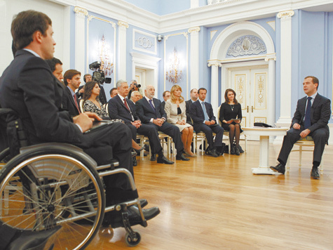 Медведев предложил посты в правительстве членам своего комитета 
