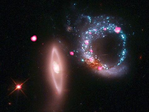Ученые из НАСА совершили очередное открытие — на этот раз перед их фотовзорами  предстало сверхгигантское кольцо черных дыр