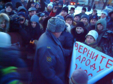 В Хабаровске на митинге не дали развернуть плакат
