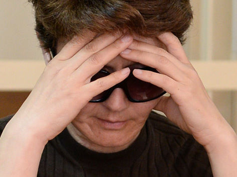 Суд, при этом, разрешил ей гулять у дома не более 3 часов в день