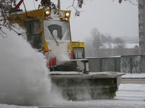На борьбу со снегом в Петербурге вышло 680 единиц техники