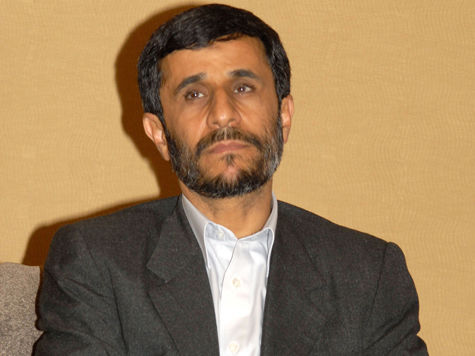 Ахмадинежад уволил члена кабинета за предложение повысить цены