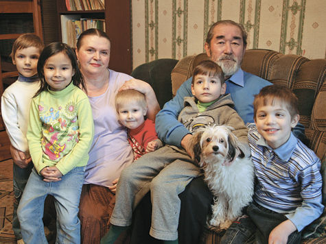 «МК» побывал в семье, где воспитывают 6 приемных детей-инвалидов