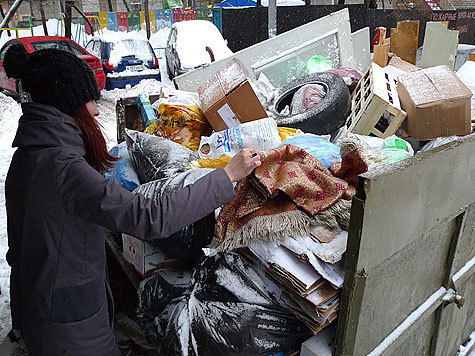 Тело годовалой девочки со следами увечий было обнаружено утром во вторник в мусорном контейнере на Севастопольском проспекте
